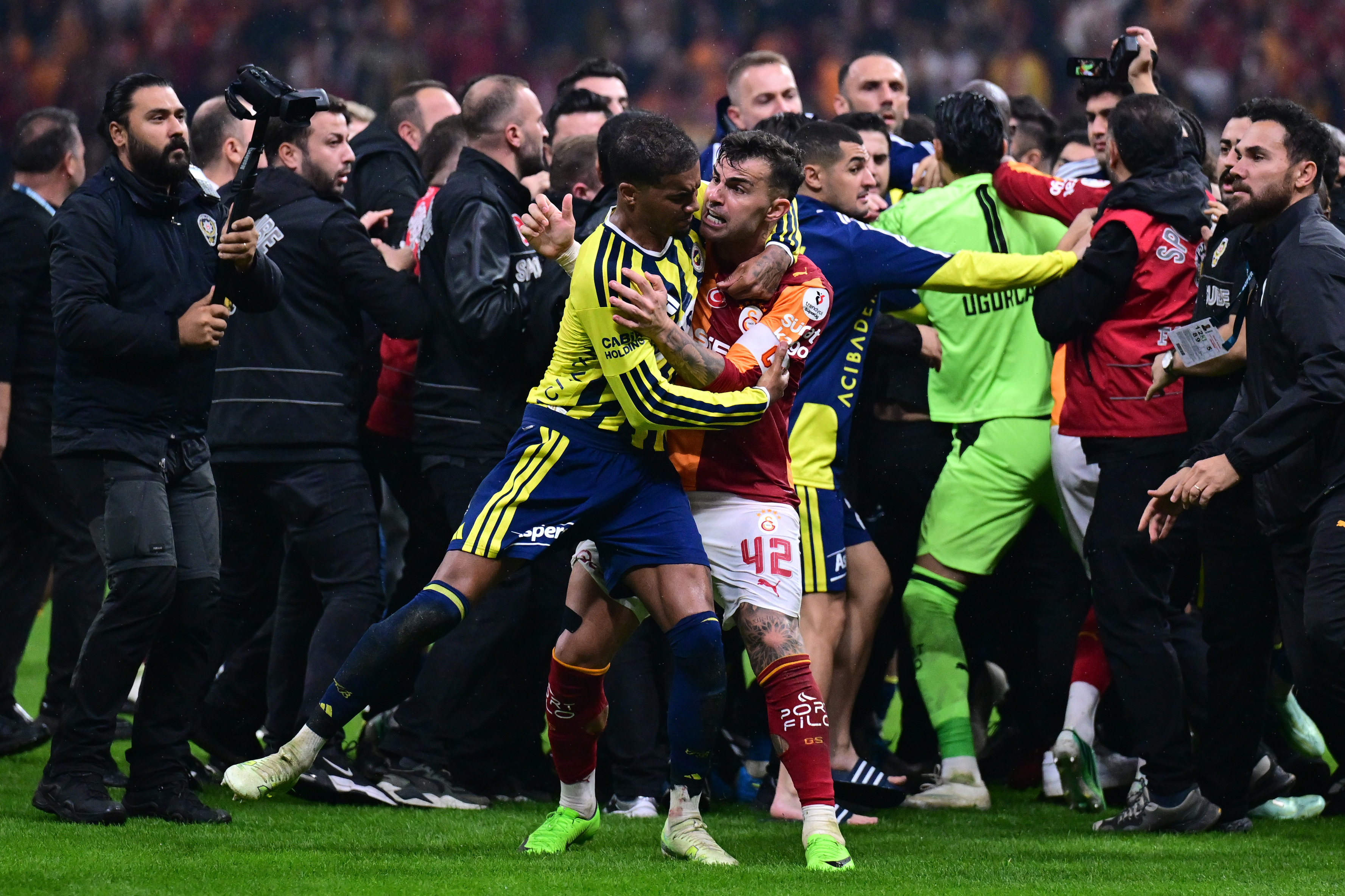 Derbi bitti, birbirlerine girdiler. Fenerbahçeli Brown ve Galatasaraylı Abdülkerim'den olay açıklama