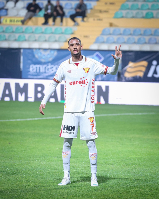 Göztepe, Eyüpspor'u 4-0 yenip ilk galibiyetini aldı ve Andre Henrique 3 gol attı