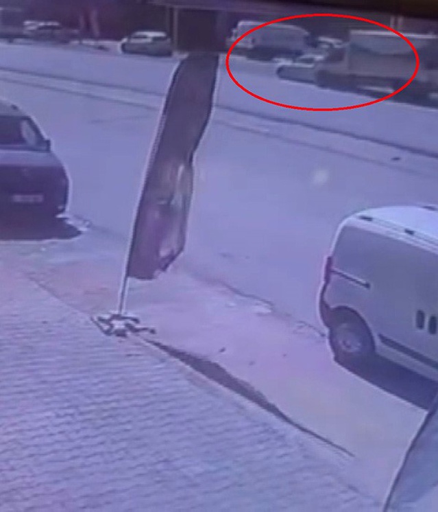 Hatay'da kamyonet park halindeki otomobile ok gibi saplandı, kadın son anda kurtuldu