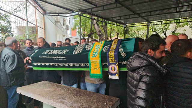 Edremit'te kazada ölen turizmci Özcan, Edremitspor ve Fenerbahçe atkısıyla uğurlandı