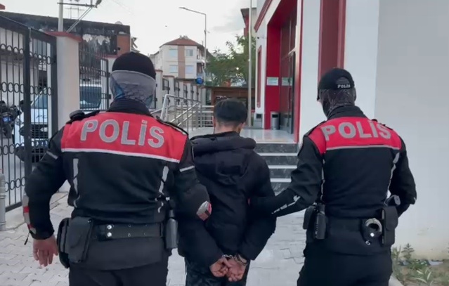İzmir'de kesinleşmiş hapis cezası olan 4 firari yakalanıp adli makamlara sevk edildi