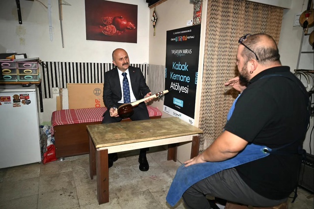 Aydın Valisi Varol, kabak kemane ustası Tuncer'den yapımın inceliklerini dinledi