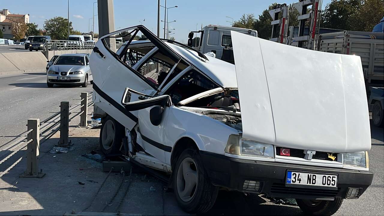 Tofaş refüje çarptı: 4 yaralı