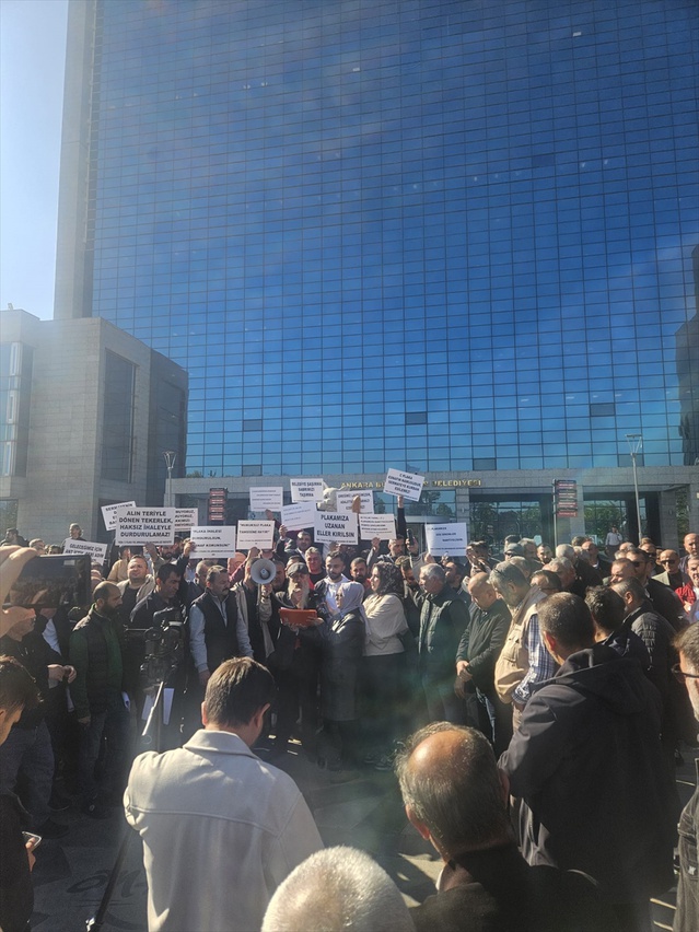 Ankara'da C plakalı servisçiler ABB önünde 200 plakalık ihalenin iptalini istedi