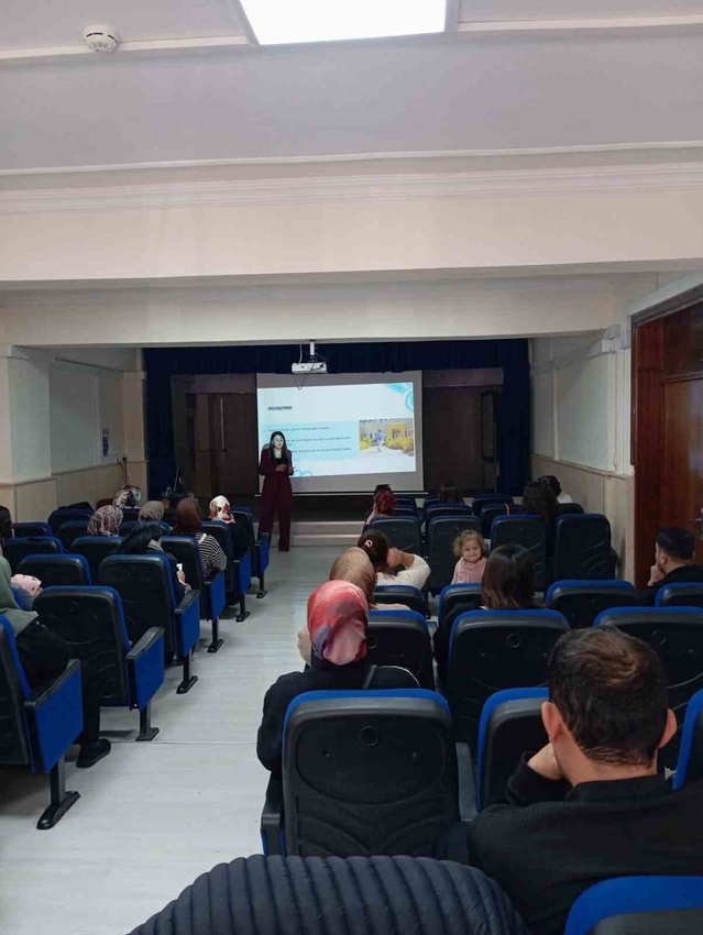Bilecik'te ilkokul velilerine okul ve aile iş birliği eğitimi verildi