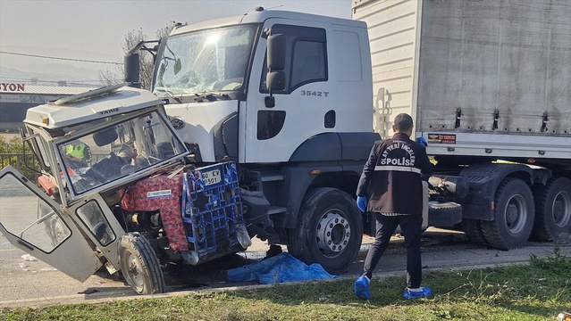 Tokat Erbaa'da tırla çarpışan traktördeki 2 kişi yaşamını yitirdi