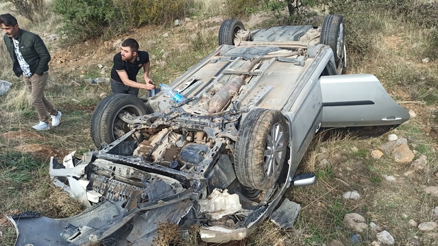 Kayseri Yahyalı'da otomobil şarampole devrilip ters döndü, 4 kişi yaralandı