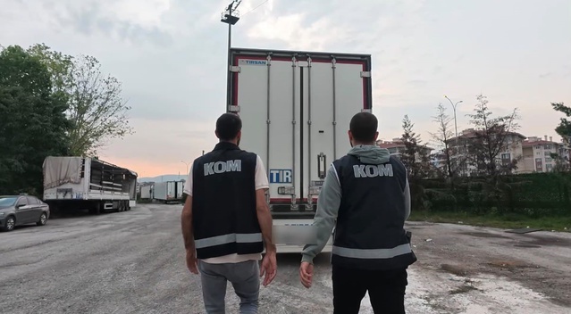 Kocaeli İzmit'te 95 bin paket elektronik sigara tütünü bulundu, 1 şüpheli yakalandı