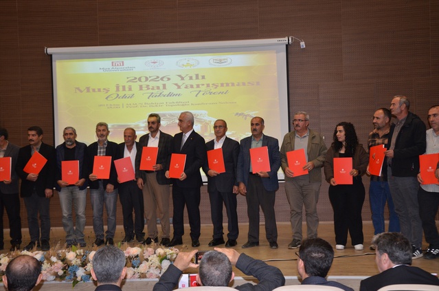 Muş'ta bal yarışmasına katılan 26 üreticiden dereceye girenler ödüllerini aldı