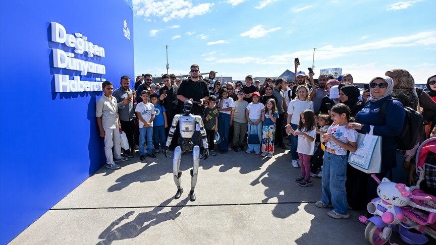 İnsansı robot "Civan", TEKNOFEST Güneydoğu'da AA standını ziyaret etti