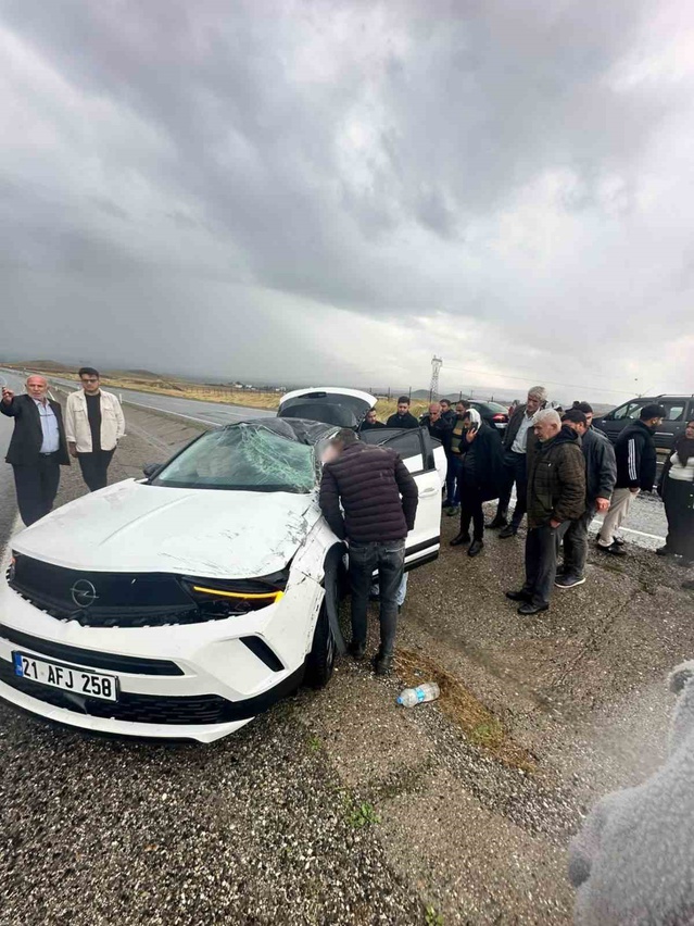 Diyarbakır Silvan'da kaygan yolda yoldan çıkan otomobilde 1 kişi yaralandı