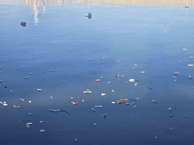 Zonguldak Limanı'nda deniz ve kıyıda biriken atıklar kirliliği gözler önüne serdi
