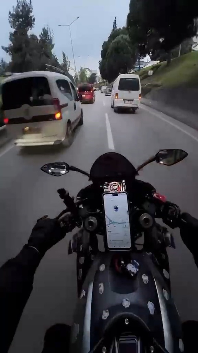 Bursa Osmangazi'de otomobilden kaçan motosiklet sol şeritteki araca arkadan çarptı