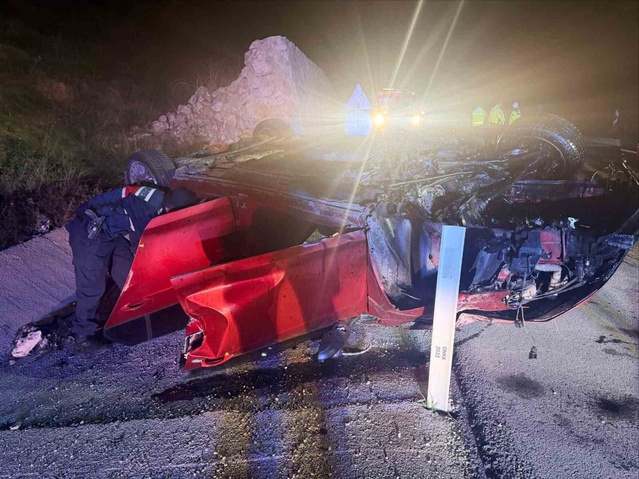 Bilecik'te Pelitözü Kavşağı'nda refüje çarpıp takla atan otomobilde 3 kişi yaralandı