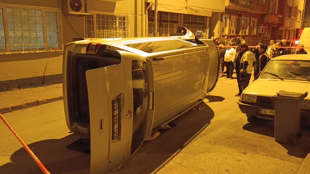 Bursa İnegöl'de devrilen minibüsün sürücüsü kaçtı, polis yakalamak için çalışıyor