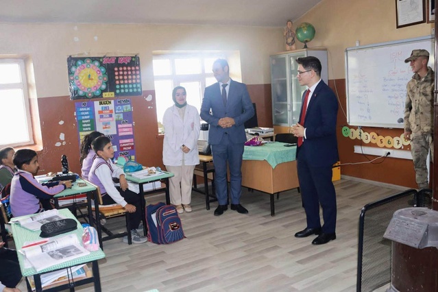 Çıldır Kaymakamı Sakızcı, Akçakale İlkokulunda öğrencilerle sohbet etti