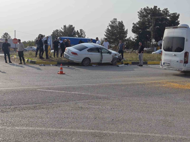 Diyarbakır Çınar'da tırla çarpışan otomobilde 3'ü çocuk 4 kişi yaralandı