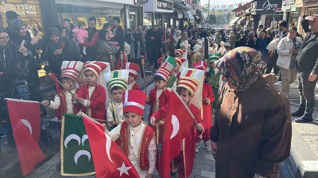 Tavşanlı'da Amin Alayı geleneğiyle minik öğrenciler Ulucami'ye yürüdü