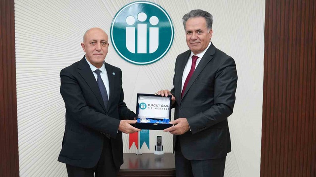 Rektör Akpolat, TÖTM'ün yeni başhekim yardımcılarını makamında kabul etti