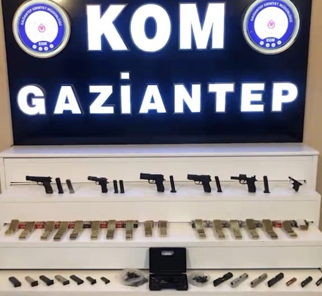 Gaziantep'te ruhsatsız silah operasyonunda 4 silah ve bin 528 fişek ele geçirildi