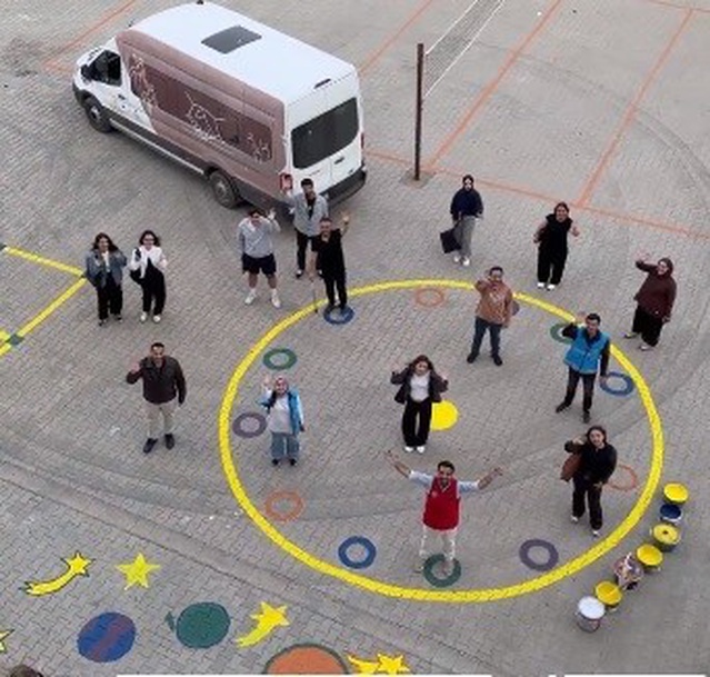 Kahramanmaraş'ta yurt öğrencileri okul duvarlarını boyayıp bahçeye oyun alanı çizdi