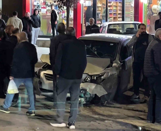 Erzurum Aziziye'de otomobil park halindeki iki araca çarptı, 1 kişi yaralandı
