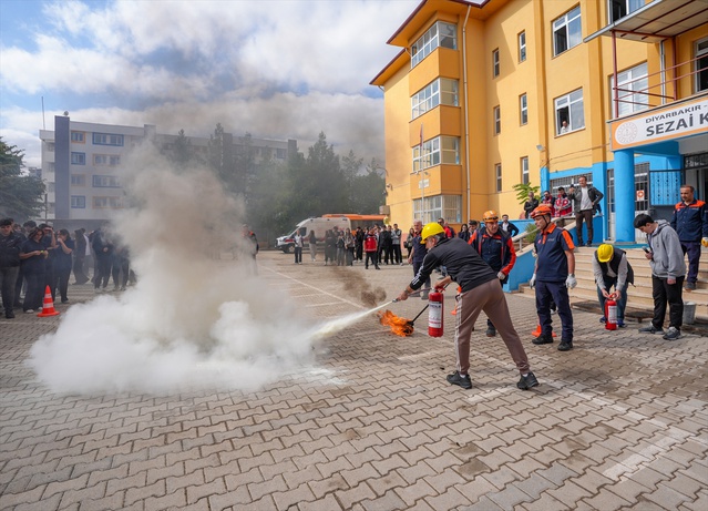 AFAD Diyarbakır Yenişehir'de öğrencilere afet farkındalık eğitimi ve tatbikat yaptı