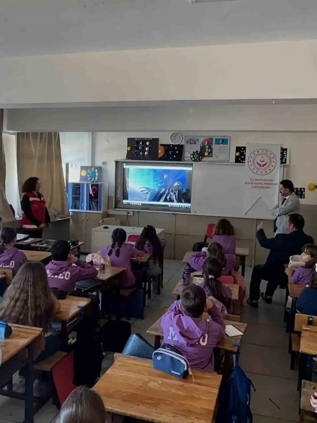 Sinop'ta gazi Seyfi Özdemir, ortaokul öğrencilerine kahramanlık hikayelerini anlattı