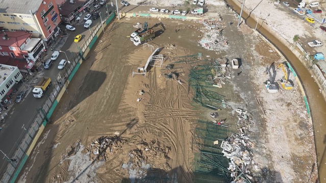 Sarıyer'de Ayazağa Atatürk Stadı'nın enkazı selin 6. gününde toplanıyor