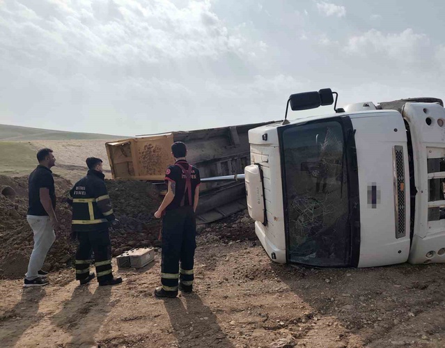 Batman'da kontrolden çıkan kum yüklü kamyon devrildi, sürücü hafif yaralandı