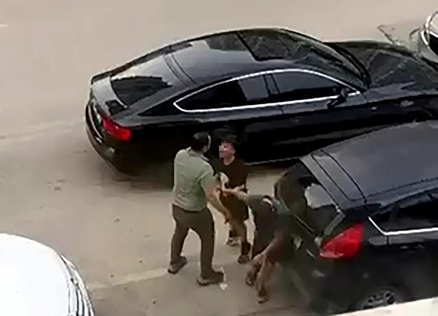 Adana'da erkek, iddiaya göre boşanma aşamasındaki eşini çocuklarının önünde darbetti