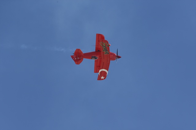 Sivrihisar'da 12'nci Cumhuriyet Fotoğrafı'nda yıldızı pilot Şener'in uçağı oluşturdu