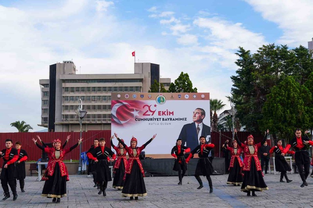 İzmir'de Türk bayrağı için kurulan tezgaha ilk ilmeği Vali Elban attı