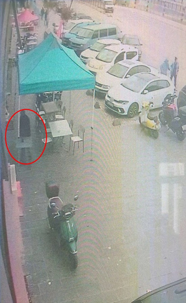 Karabük'te bir dönerci önünde para isteyen şahıs, masayı devirip uzaklaştı
