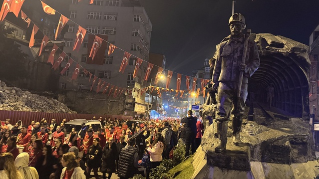 Cumhuriyet'in 103. yılında Zonguldak'ta fener alayı anıta yürüdü