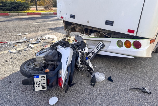 Uşak'ta şeritteki midibüse çarpan motosiklette 1 kişi öldü, 1 kişi ağır yaralandı