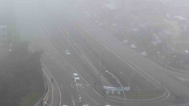 Diyarbakır'da sis görüş mesafesini düşürdü, sürücüler farlarını yakıp ilerledi