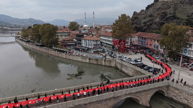 Çorum Osmancık'ta 103 metrelik Türk bayrağıyla Cumhuriyet Bayramı yürüyüşü yapıldı