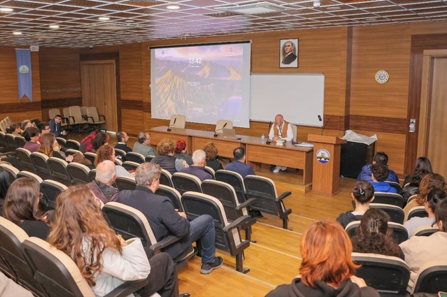 Ethem Baymak, Edirne'de öğrencilere Balkan Türklerinin kimlik mücadelesini anlattı