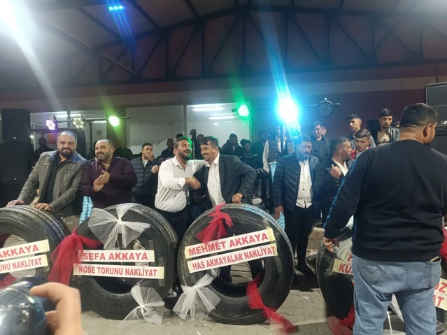 Afyonkarahisar İscehisar'da nakliyeci damada düğün takısı 4 kamyon lastiği oldu