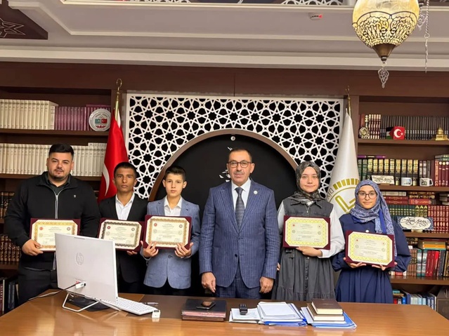 Alanya Müftüsü Seven, hafızlığını tamamlayan 6 öğrenciye belgelerini takdim etti