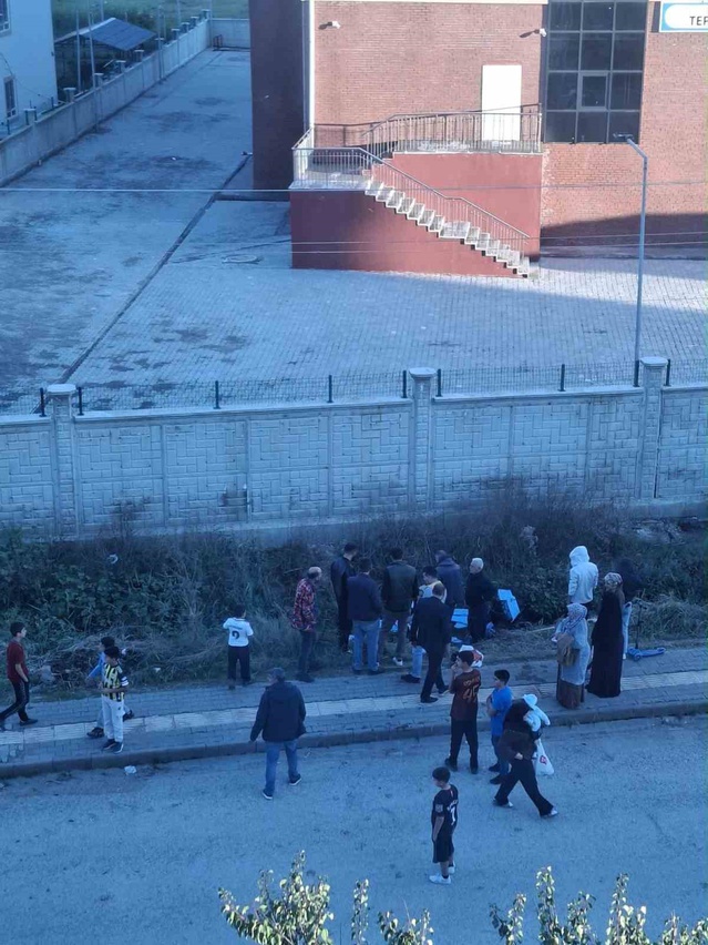 Elazığ Karakoçan'da ayağı kayan 8 yaşındaki çocuk su kanalına düştü, itfaiye kurtardı