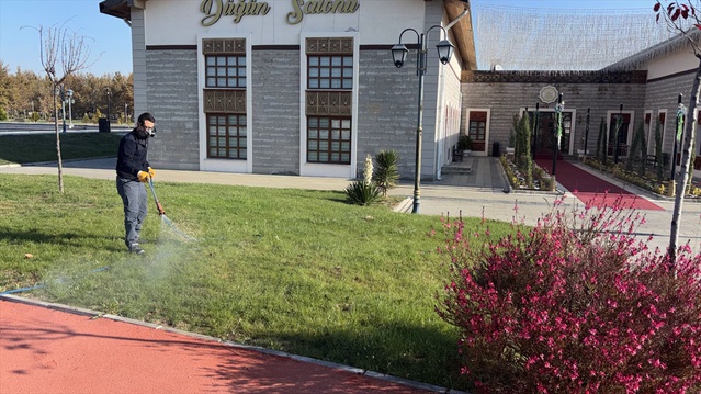 Kırıkkale Belediyesi yeşil alan ve rögarlarda sivrisinek larvalarını ilaçlıyor