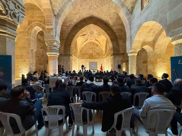 TUSYAD'ın diz artrozu toplantısı 8 asırlık Divriği Ulu Camii'nde yapıldı