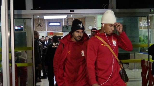 Taraftarlar Konya'da Galatasaray kafilesine ilgi gösterdi, Okan Buruk'a çiçek verdi