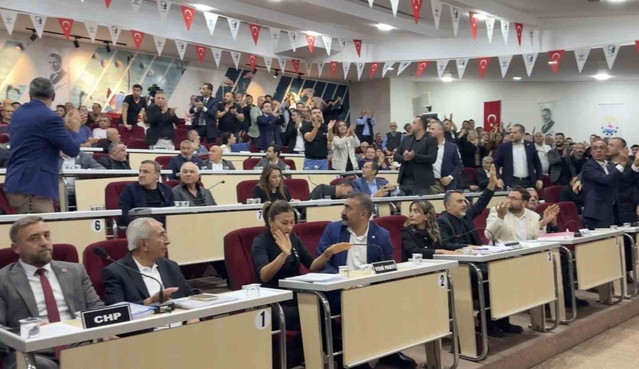 Çiğli Belediye Meclisinde YENİ Partili Ballıkaya, Başkan Yıldız'a su şişesi fırlattı