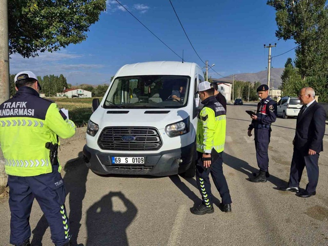 Bayburt'ta taşıma merkezi okulların servis araçları trafik jandarmasınca denetlendi
