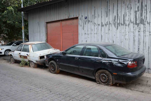 Aydın Efeler'de yıllardır kaldırılmayan plakasız hurda araçlar tepki çekiyor