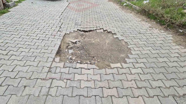 Tekirdağ Süleymanpaşa'da bozuk yollar araçlara zarar verdi, vatandaşlar çözüm istedi
