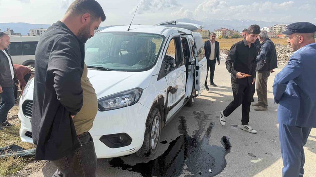 Hakkari Yüksekova'da kamyonetle hafif ticari araç çarpıştı, 1 kişi yaralandı